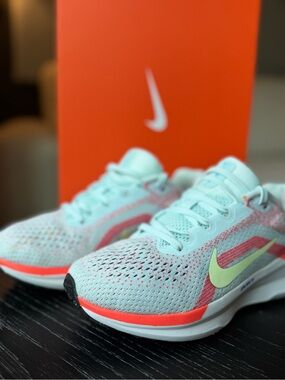 Nike Wonflo 11 Running Shoes light blue/coral EUC